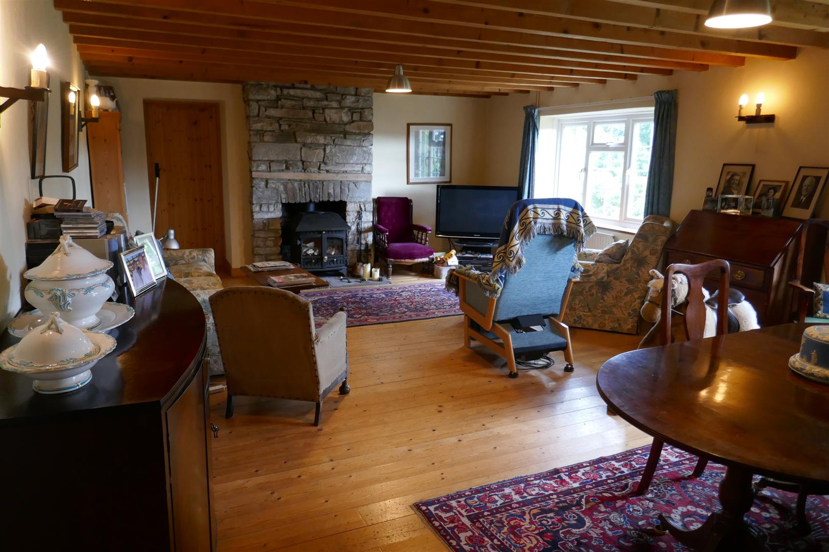 LOUNGE/DINING ROOM